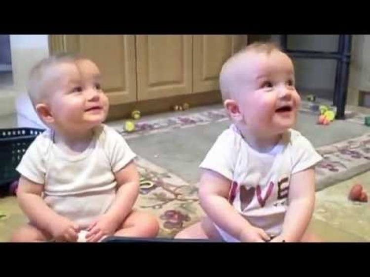 Réaction de 2 bébés quand papa éternue